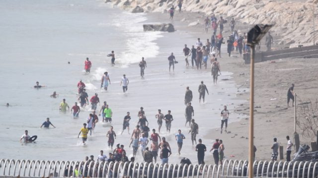 Thousands of illegal immigrants swarm Spanish border fence (VIDEOS)