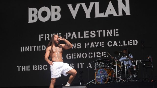 UK police probe ‘death to IDF’ chants at Glastonbury music festival (VIDEO)