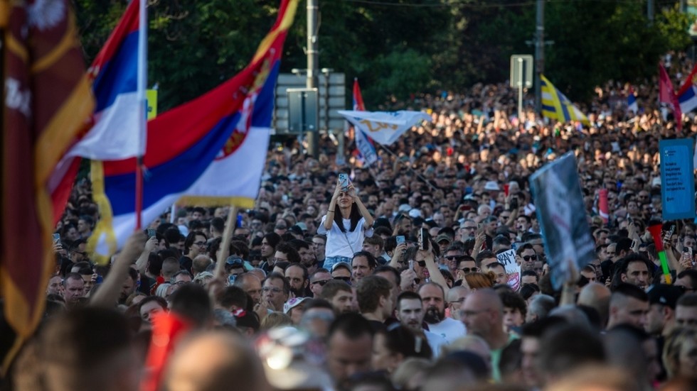 Anti-government protesters erect barricades in Belgrade (VIDEOS)