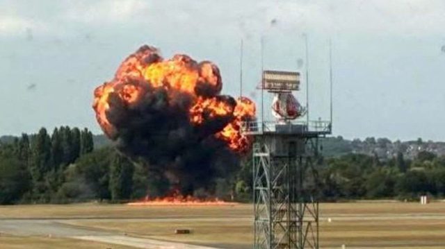 Plane crashes in UK (VIDEO)
