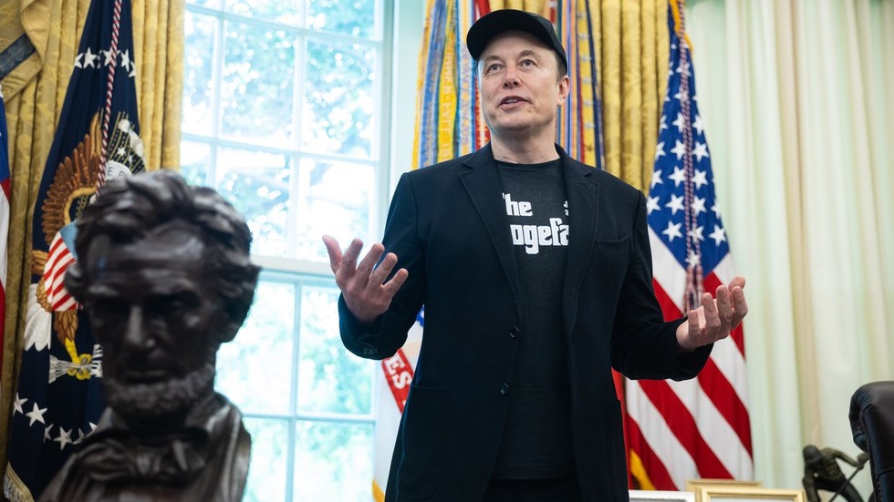 Musk announces plans to create kid-friendly AI app