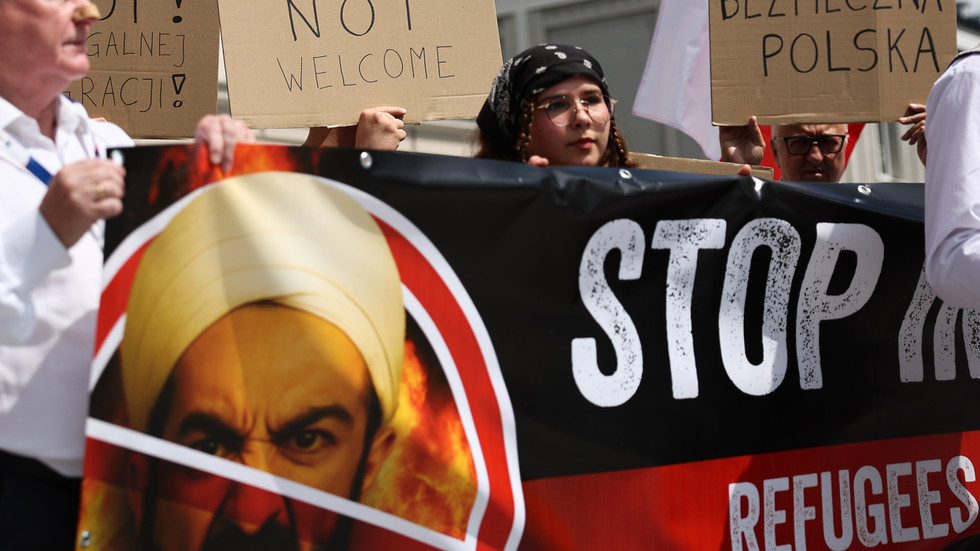 Anti-immigration protests sweep Poland (VIDEOS)
