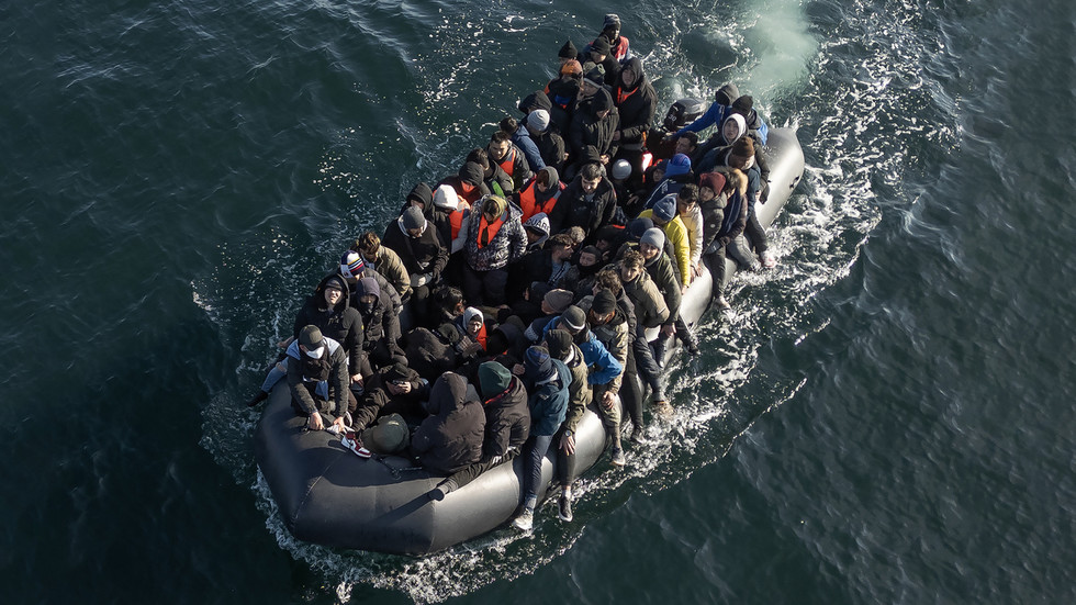 UK to sanction people smugglers