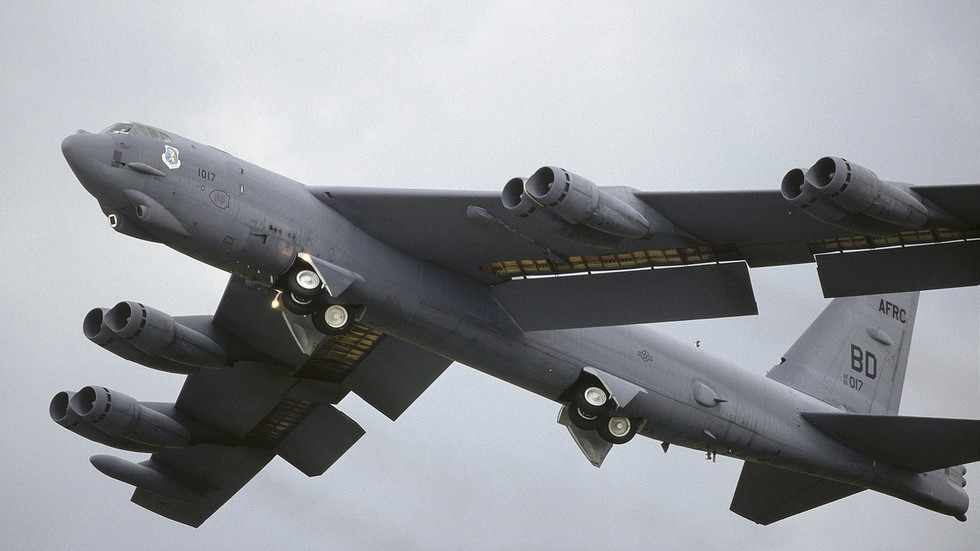 US passenger plane avoids collision with bomber (AUDIO)