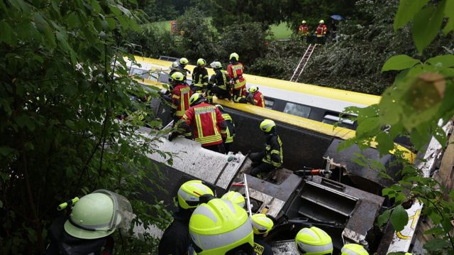 Three dead after train crash in Germany (VIDEO)
