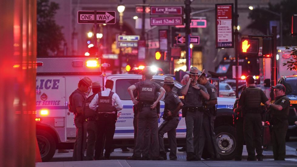 Gunman storms Manhattan skyscraper