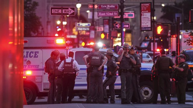 Gunman storms Manhattan skyscraper