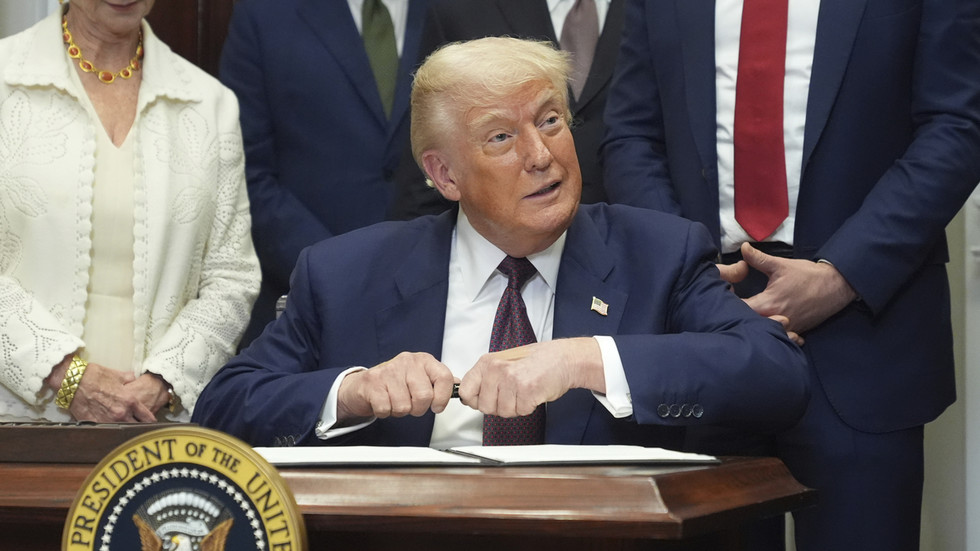 Trump modifies global tariffs hours before deadline