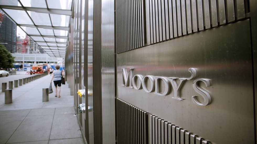 US ‘on precipice’ of recession – Moody’s