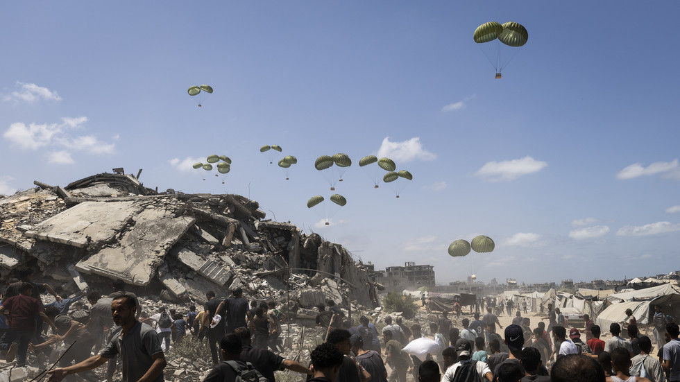 Aid drop crushes tent camp in Gaza (VIDEO)