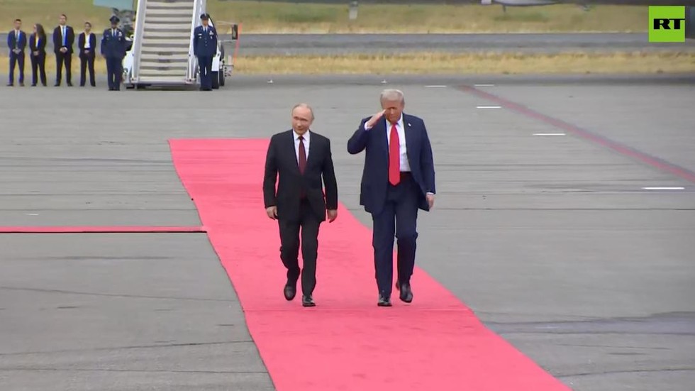 WATCH Trump greet Putin as he arrives in Alaska