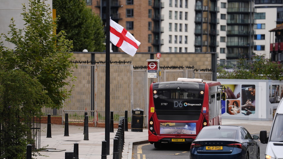 English flags hoisted across UK as tensions over migration rise (VIDEOS)