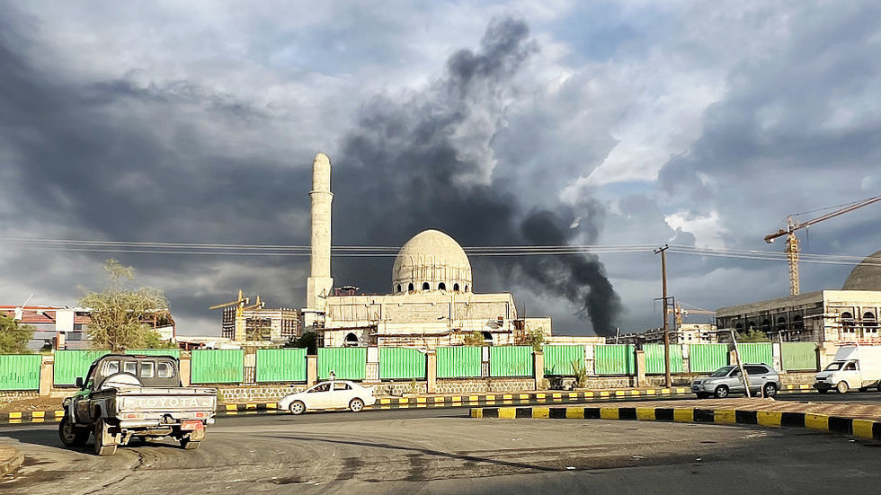 Israel strikes Yemen’s presidential compound (VIDEOS)