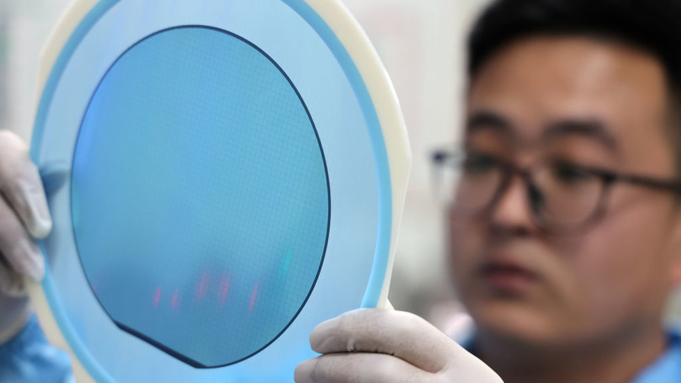 China boosts AI chip output amid US export curbs – FT