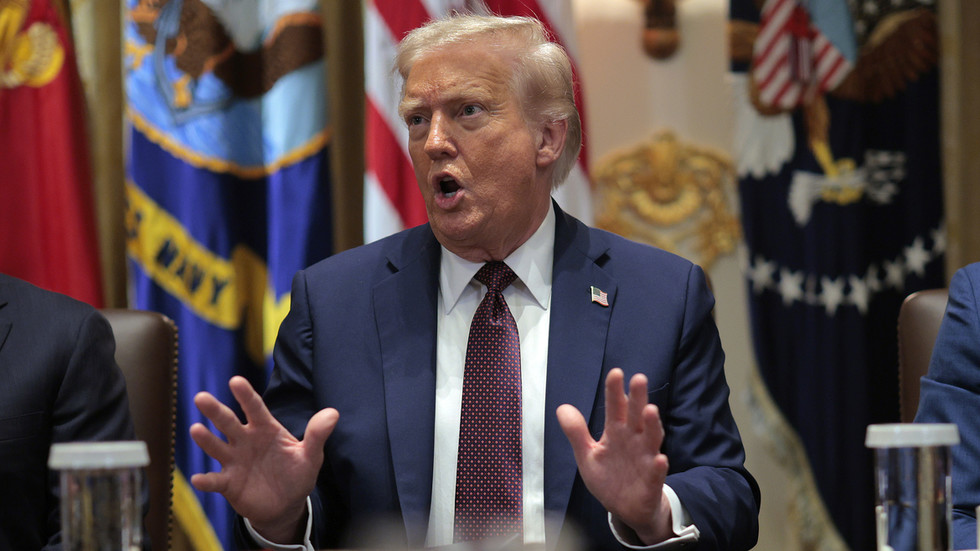 Trump promises trilateral meeting with Putin and Zelensky