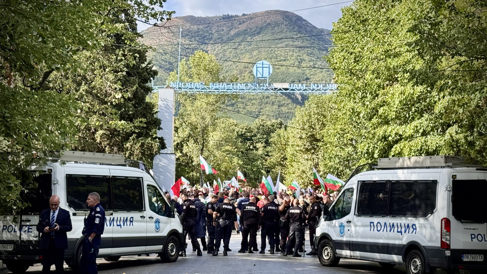 Protesters heckle ‘Nazi criminal’ von der Leyen in Bulgaria (VIDEO)