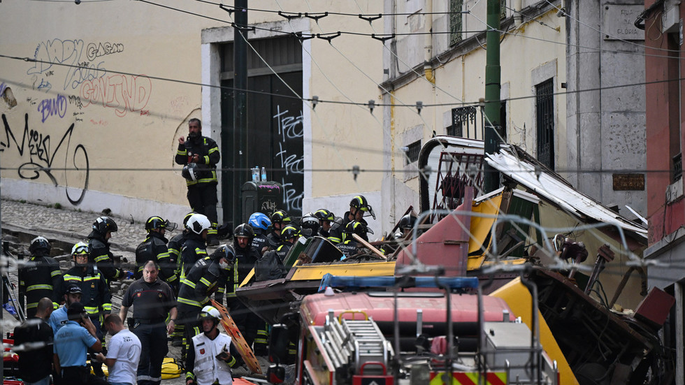 At least 15 dead after world famous tram crashes in Lisbon (VIDEO)