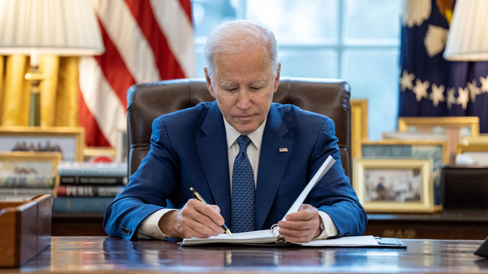 Biden’s DOJ officials objected to his pardons – Axios