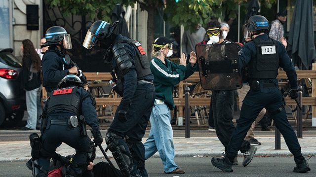 Hundreds arrested in clashes with riot police at ‘block everything’ protests in France (PHOTOS, VIDEOS)