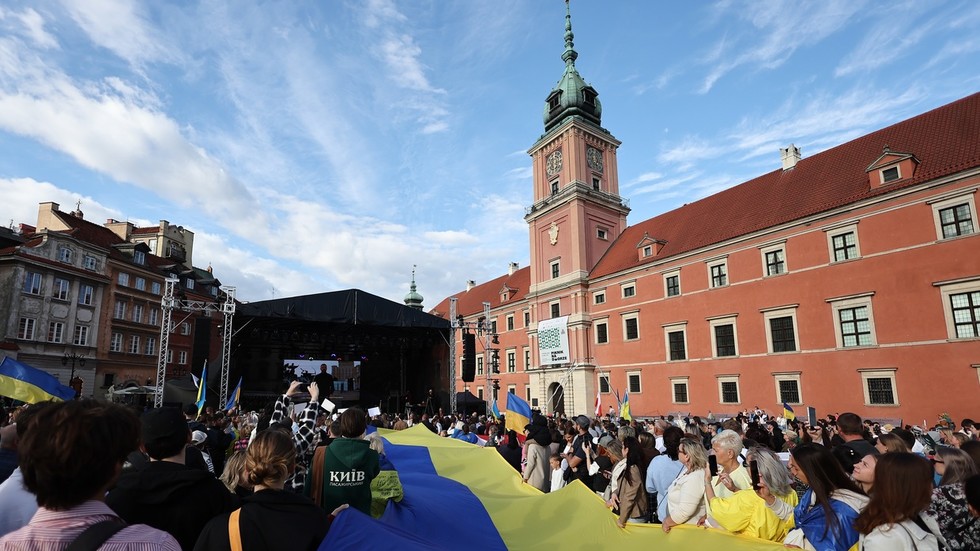 Poland pushes to strip jobless Ukrainians of benefits