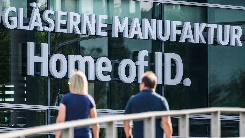 Top German carmaker gears up for first domestic production closure