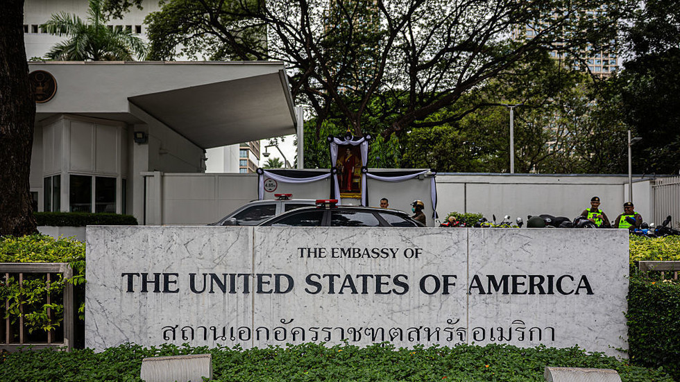 US tech giants advising foreign workers not to leave country – media