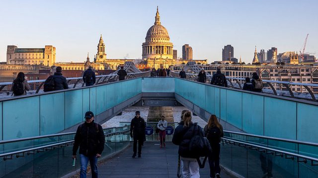 Britons getting poorer – report