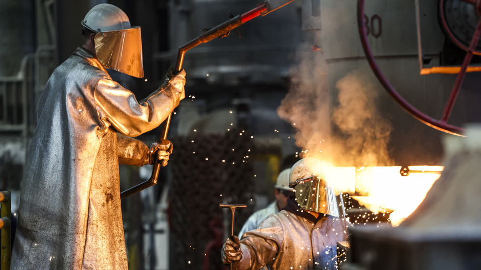 Eurozone manufacturing slumps – S&P