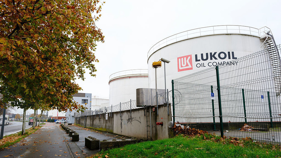 US consortium moves on Russian oil giant’s overseas assets – FT