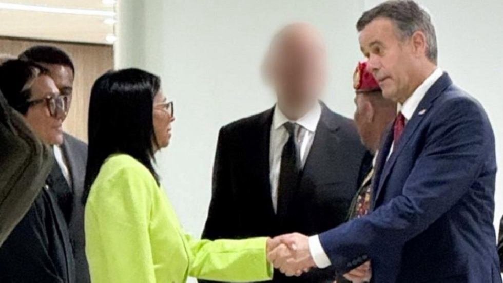CIA chief meets Venezuela’s interim leader (PHOTOS)