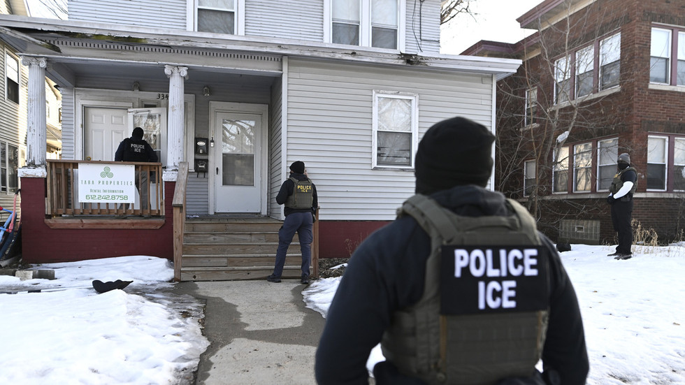 US residents could be justified in shooting federal agents – Democratic official