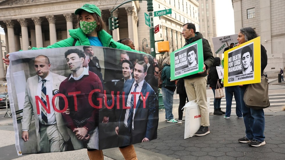 Man posing as FBI agent tries to free alleged CEO killer Mangione – media