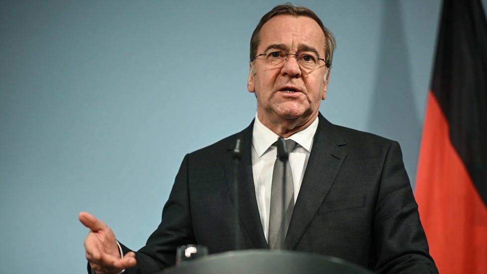 German defense chief gives pep talk on ‘happy farts’
