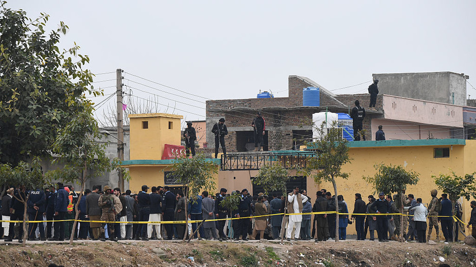 Dozens killed in Pakistan mosque bombing