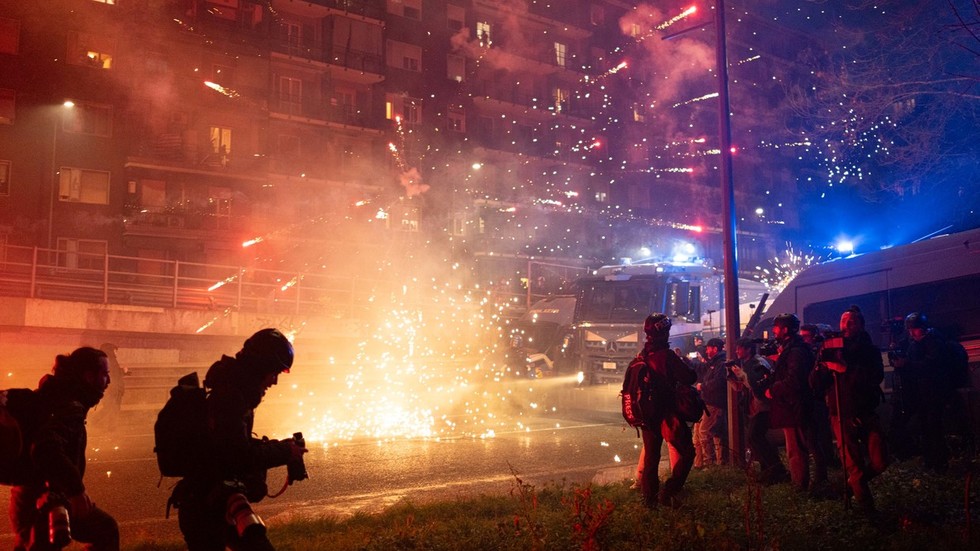Protesters clash with Italian police near Olympic Village (VIDEO)
