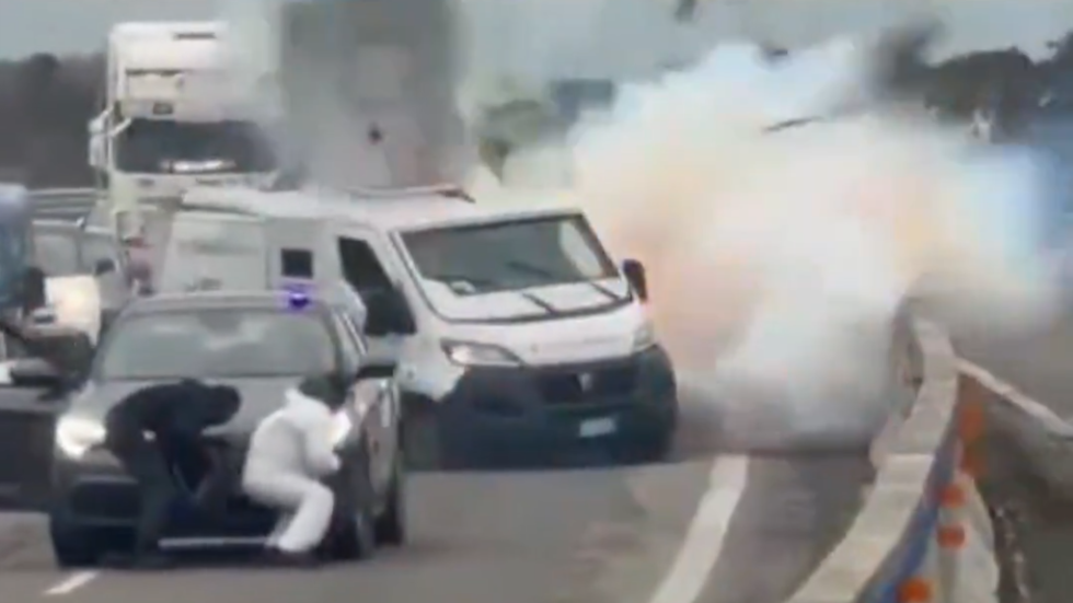 Armed robbers blow up armored van in highway heist (VIDEO)