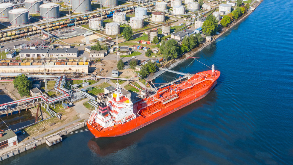 Russia exports record crude to China