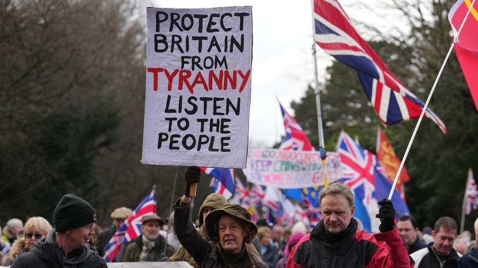 UK ‘being colonized by immigrants’ – Man Utd co-owner