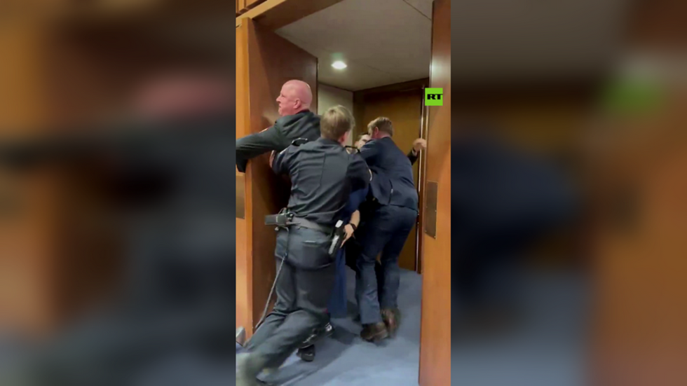 Anti-Iran war protester breaks arm during fight in US Senate (DISTURBING VIDEO)