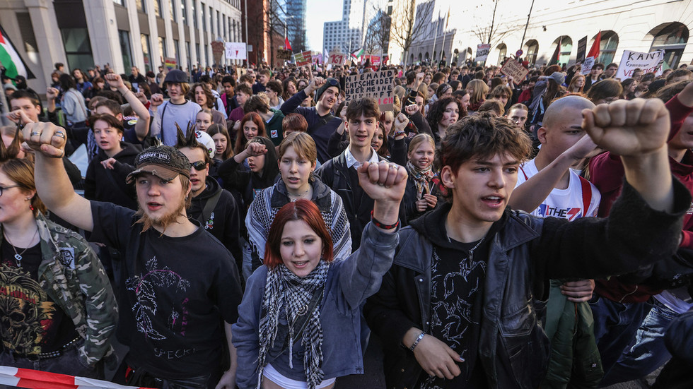 Thousands of students protest against draft in Berlin (VIDEOS)