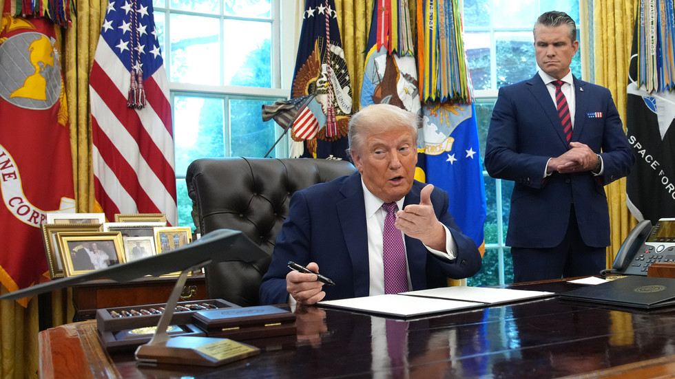 Trump threatens to wipe out Iran’s key oil port (PHOTOS, VIDEOS)