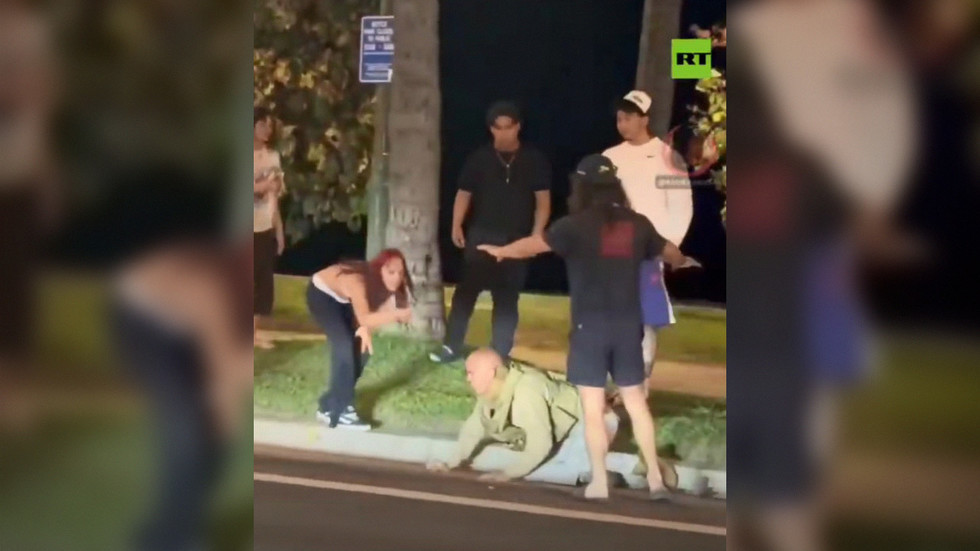Hawaii protesters attack man in ICE gear (VIDEO)