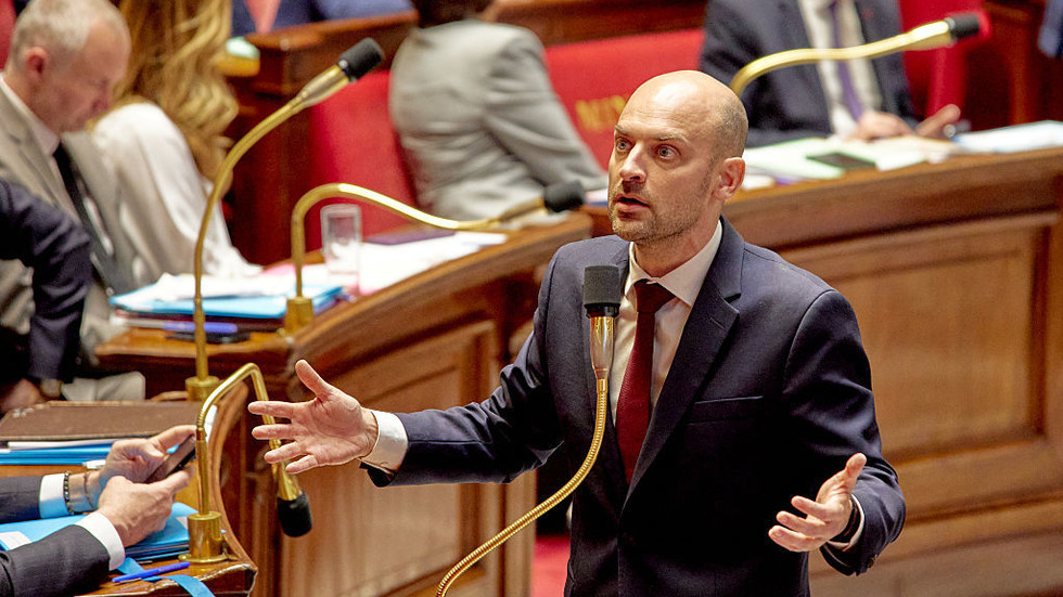 Paris accuses right-wing mayors of betraying EU