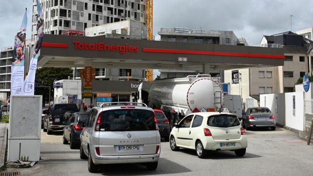 Panic buying drains French gas stations