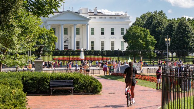 White House warns staff over Iran war bets – media