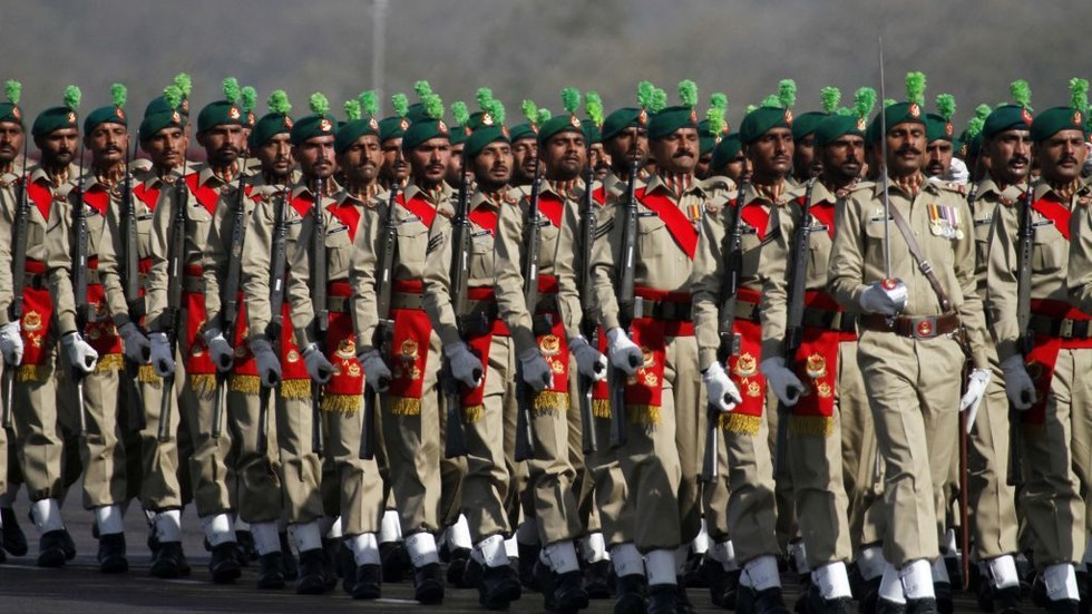 Pakistan sends troops and jets to Saudi Arabia