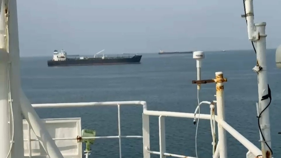 Uncertainty is killing us – captain of ship stranded in Persian Gulf (EXCLUSIVE VIDEO)