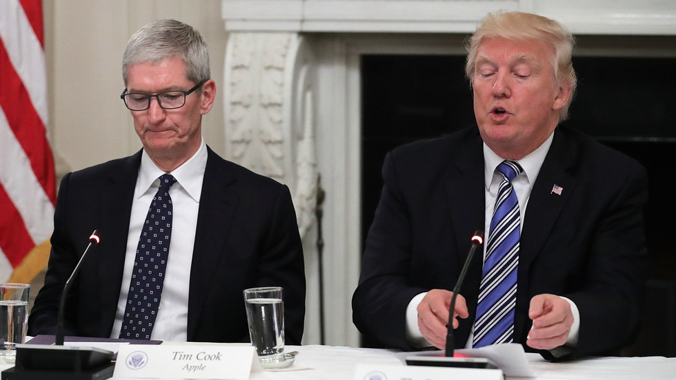 Trump recalls ass-kiss in Tim Apple tribute