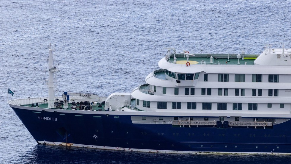 Captain of hantavirus ‘plague ship’ told passengers dead man was ‘not infectious’ (VIDEO)
