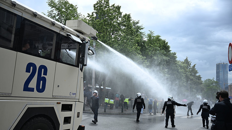 Riots in Brussels: Hooded gangs rampage through city center (VIDEO, PHOTOS)